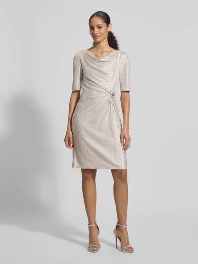Modelka kobieca ma na sobie Knielanges Cocktailkleid mit Wasserfall-Ausschnitt od Vera Mont, srebrzysty kolor, krój slim fit, długość do kolan, marszczenia, szerokość w rozmiarze 36: 36 cm, długość tyłu w rozmiarze 36: 95 cm, długość rękawa w rozmiarze 36: 30 cm, widok całej sylwetki z przodu