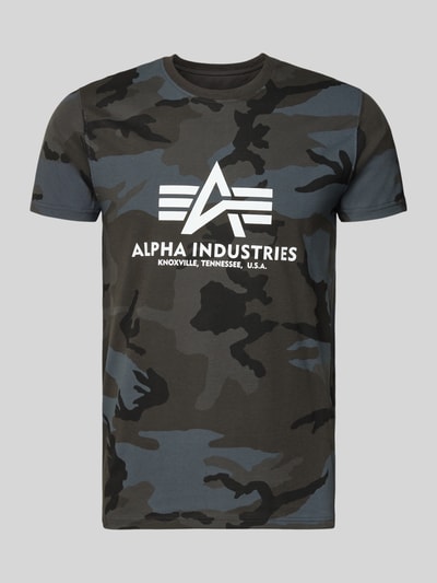 Produktfoto, T-Shirt mit Label-Print von Alpha Industries, Camouflage-Muster in Schwarz und Grau, Reine Baumwolle, Gerader-Schnitt, Rundhalsausschnitt, Rückenlänge bei Größe M: 70 cm.