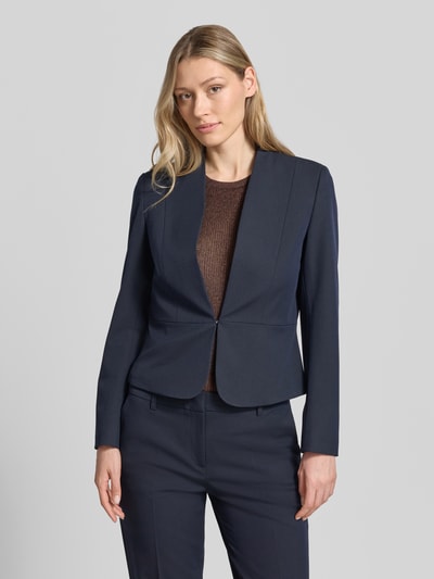Frauenmodel trägt Slim Fit Blazer mit Hakenverschluss von Christian Berg Woman Selection in Dunkelblau, Material-Mix mit Viskose-Anteil, V-Ausschnitt, Ganzkörperansicht von vorne.