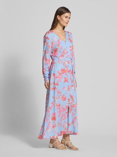 Frauenmodel trägt Maxikleid mit Bindegürtel Modell 'Sicca' von mbyM in Hellblau mit rosafarbenem Allover-Blumenmuster, V-Ausschnitt, Knopfleiste und Bindegürtel aus reiner Viskose, gerader Schnitt, Ganzkörperansicht von vorne.