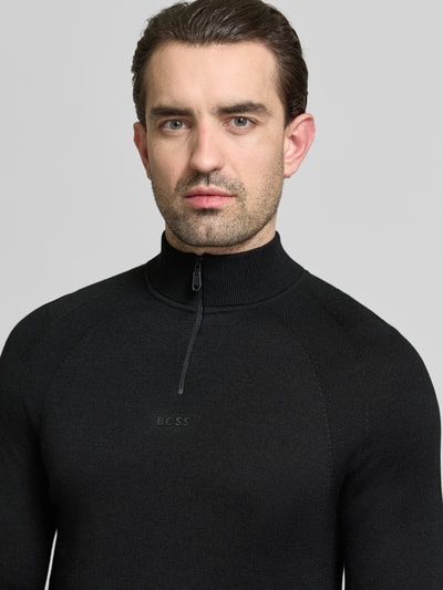 Männermodel trägt Regular Fit Troyer mit Schurwoll-Anteil Modell 'TOUR SEAMLESS QZ' von BOSS Green, unifarben, Nahaufnahme Oberkörper.
