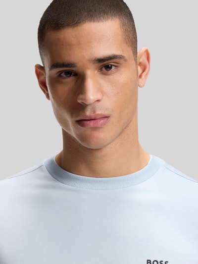 Männermodel trägt Regular Fit T-Shirt aus Baumwoll-Mix Modell 'TEE' von BOSS Green, Optik: Unifarben, Nahaufnahme Oberkörper.