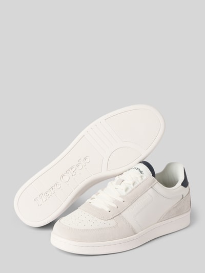 Produktfoto, Low Top Sneaker aus echtem Rindsleder von Marc O’Polo in Unifarbe mit abgerundeter Spitze, flacher Sohle und Logo-Prägung, Glattleder mit leicht profilierter Sohle