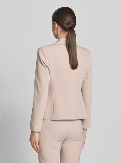 Frauenmodel trägt Blazer mit Pattentaschen Modell 'REWI' von Rinascimento in Beige, Material-Mix mit Stretch, tailliert, Ganzkörperansicht Rückansicht.