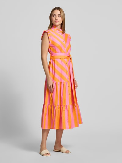 Vrouwenmodel draagt Midikleid met Rüschenbesatz van Christian Berg Woman in roze-oranje strepen van puur katoen, getailleerd met ruches, opstaande kraag, mouwloos design, afneembare tailleband en doorlopende knoopsluiting, ruglengte maat 36: 116 cm, borstwijdte maat 36: 48 cm. Ganzkörperansicht van voren.