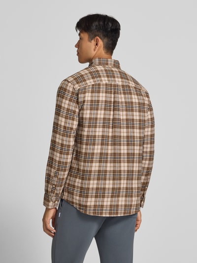 Männermodel trägt Regular Fit Freizeithemd mit Kentkragen Modell 'FIELD' von JACK & JONES, braun kariertes Muster, Rückenansicht, Ganzkörperansicht Rückansicht, Herren Freizeithemd aus reiner Baumwolle, sichtbare Schulterbreite und Ärmellänge.