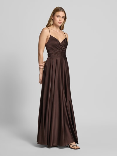 Frauenmodel trägt Maxikleid mit rückseitiger Schnürung von Hey Kyla, braun, A-Linie, V-Ausschnitt, Material-Mix mit Stretch-Anteil, Ganzkörperansicht von vorne.