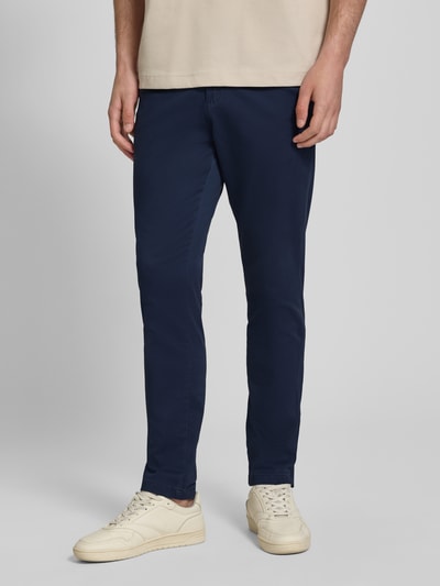 Männermodel trägt dunkelblaue Slim Fit Hose in Knöchellänge Modell 'Marco' von Jack & Jones aus Baumwoll-Mix, Ganzkörperansicht von vorne. Kontext: Herren Hose, Eingriff- und Gesäßtaschen, Knopf- und Reißverschluss, Bundweite 41 cm, Innenbeinlänge 74 cm.
