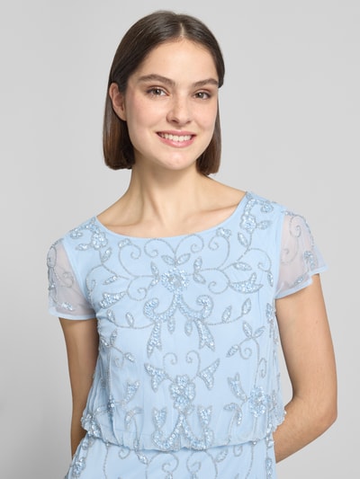 Frauenmodel trägt Maxikleid mit Ziersteinbesatz von Adrianna Papell in Hellblau mit florales-Muster, Pailettenbesatz, Stitching, rundhalsausschnitt, kurzärmelig, Nahaufnahme Oberkörper. Rückenlänge bei Größe 36: 140 cm, Brustweite: 39 cm, Ärmellänge: 9 cm.