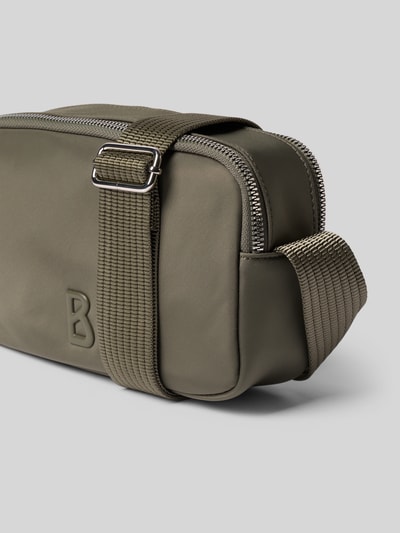 Produktfoto, Handtasche mit Label-Detail Modell 'verbier play 1.0 avy' von BOGNER in Oliv, matt strukturiert, Reißverschluss, Hauptfach, verstellbarer Schulterriemen, Breite 22 cm, Länge 15 cm, Tiefe 7 cm, Riemenlänge 116 cm