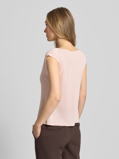 Frauenmodel trägt Relaxed Fit T-Shirt aus Viskose-Mix von s.Oliver BLACK LABEL, unifarben, Stricktextur, Ganzkörperansicht Rückansicht