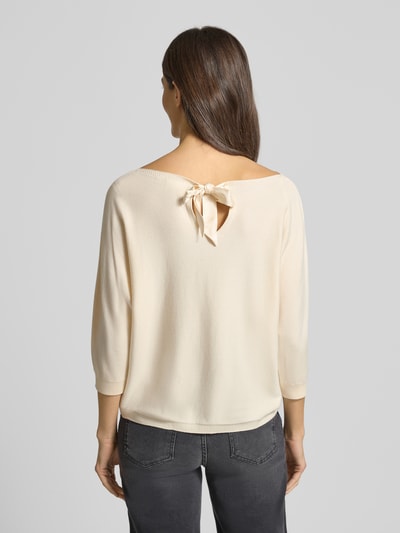 Frauenmodel trägt Strickpullover aus Viskose-Mix mit rückseitiger Schnürung von Comma, Regular-Fit, U-Boot-Ausschnitt, 3/4-Arm, Ganzkörperansicht Rückansicht.