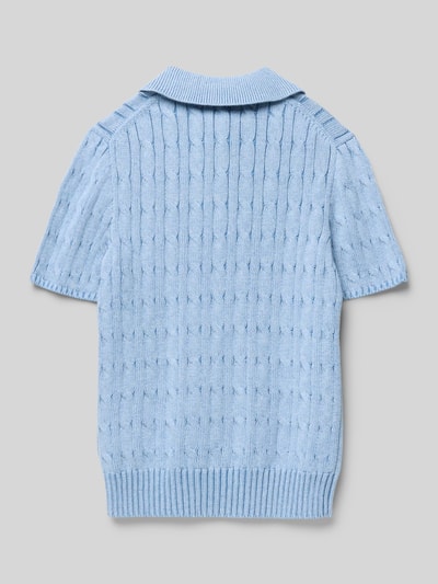 Mädchen trägt Regular Fit Poloshirt in Rippstrick-Optik von Polo Ralph Lauren Teens, Optik: Unifarben, reine Baumwolle, Ganzkörperansicht Rückansicht.