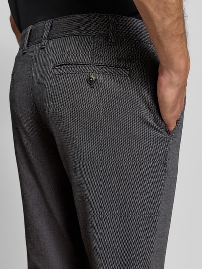 Männermodel trägt Kleingemusterte Hose mit Gesäßtaschen von MCNEAL, Slim Fit, in Grau mit feiner Struktur, Detailaufnahme Rückansicht.