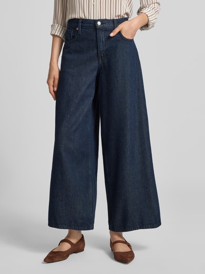 Frauenmodel trägt Baggy Fit Jeans mit Eingrifftaschen Modell 'HOLMAN' von GAP aus Baumwoll-Lyocell-Mix in Dunkelblau, Ganzkörperansicht von vorne.