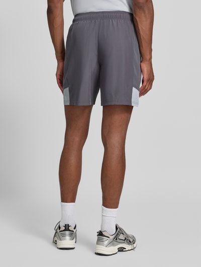 Mannelijk model draagt Regular Fit Sportshorts met elastisch band model 'UTILITY' van Under Armour, grijs, Heren sportshorts, volledige achteraanzicht