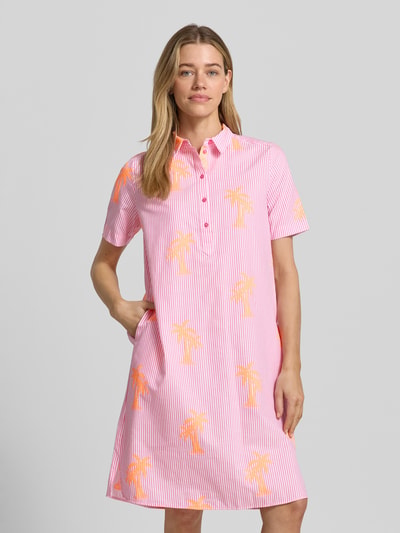 Frauenmodel trägt Knielanges Hemdblusenkleid mit Knopfleiste von Milano Italy aus Baumwoll-Mix, Gerader-Schnitt, Rosa mit Muster, Nahaufnahme Oberkörper.