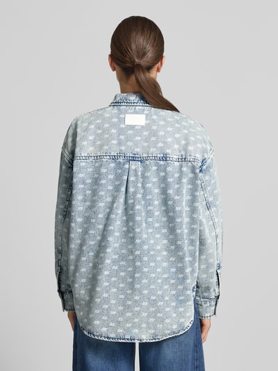 Frauenmodel trägt Oversized Jeansbluse mit Alpaka-Anteil von Armani Exchange, elastyczna mieszanka materiałów, kołnierzyk koszulowy, listwa guzikowa na całej długości, nakładane kieszenie na piersi, obniżona linia ramion, nadruk z logo na całej powierzchni, długość tyłu w rozmiarze S: 45 cm, jasnoniebieskie odcienie, klasyczny denim, Ganzkörperansicht Rückansicht