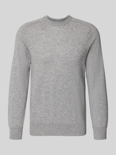 Produktfoto, Regular Fit Strickpullover aus reinem Kaschmir von FTC Cashmere in Hellgrau mit gerippten Abschlüssen, schlichte Textur.