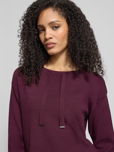 Frauenmodel trägt Strickpullover mit Tunnelzug von Betty Barclay in dunklem Violett, Viskose-Mix, Rundhalsausschnitt, Nahaufnahme Oberkörper.