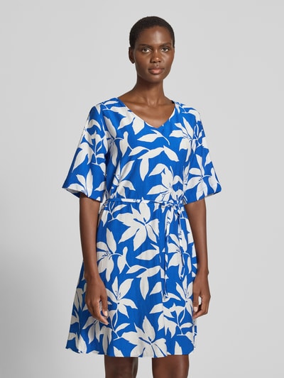 Frauenmodel trägt Relaxed Fix Freizeitkleid aus Viskose-Mix von s.Oliver RED LABEL mit Optik:Allover-Muster, Mini-Länge, V-Ausschnitt, Taillengürtel, Kurzarm, Crinkle-Design, Ganzkörperansicht von vorne.