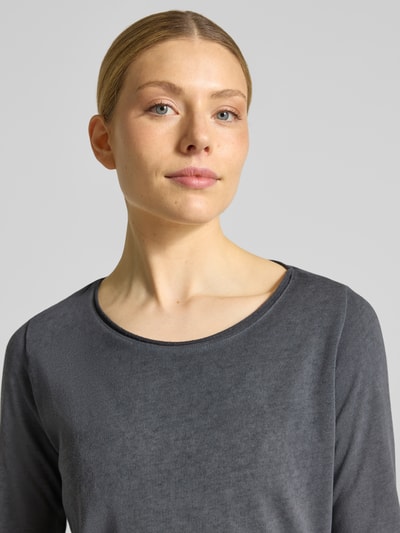 Frauenmodel trägt Longsleeve mit Rundhalsausschnitt von Smith and Soul aus Baumwoll-Mix in Grau, Nahaufnahme Oberkörper.