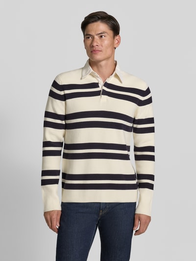 Männermodel trägt Slim Fit Poloshirt aus katoenmix von Lindbergh, Heren, Polokraag, met lange mouwen, effen design, Ganzkörperansicht von vorne.