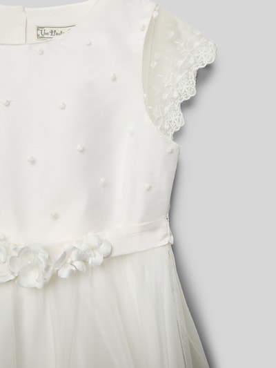 Meisje draagt Maxikleid mit Rundhalsausschnitt van Une Hautre Couture, katoenmix, getailleerd, knopsluiting, sierbies, strikdetail, detailopname bovenlichaam