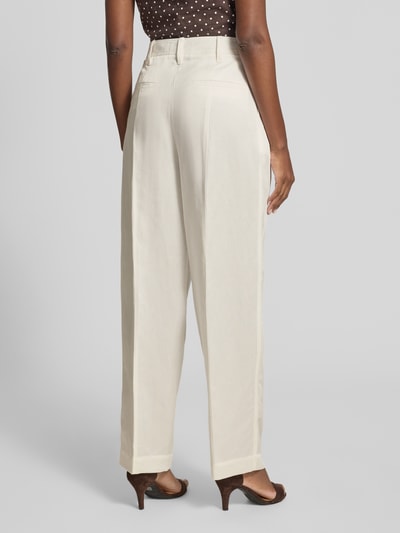 Frauenmodel trägt Relaxed Fit Bundfaltenhose mit Leinen-Anteil von Marc O'Polo, Optik: Unifarben, Paspeltaschen, Ganzkörperansicht Rückansicht.