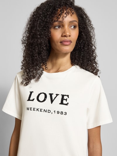 Frauenmodel trägt Slim Fit T-Shirt aus reiner Baumwolle Modell 'DAGILE' von Weekend Max Mara, Optik: Unifarben, Logo-Print, Pailletten, Rundhals, Kurzarm, Oberkörper Nahaufnahme.