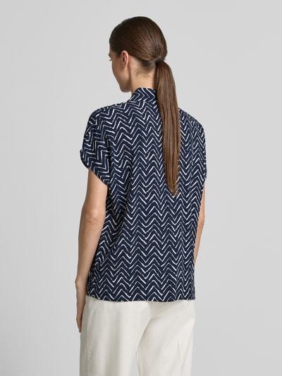 Vrouwenmodel draagt Relaxed Fit Bluse aus Viskose im Allover-Look van Christian Berg Woman, donkerblauw met wit zigzagpatroon, zuiver viscose, relaxed fit, all-over look, overhemdkraag, ruglengte bij maat 36: 63 cm, ganzkörperansicht rückansicht.