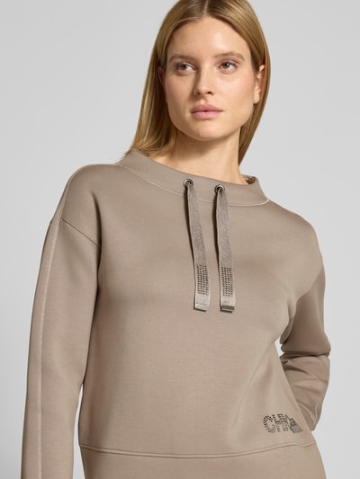 Frauenmodel trägt Loose Fit Sweatshirt aus Viskose-Mix mit Stehkragen von Betty Barclay, Taupe, Ziersteinen, Nahaufnahme Oberkörper.