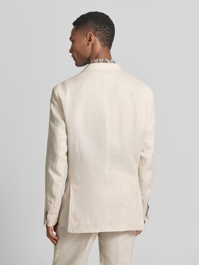 Männermodel trägt Regular Fit Sakko aus Leinen mit Pattentaschen von Christian Berg Men in Beige, Zweireiher, Ganzkörperansicht Rückansicht. Rückenlänge bei Größe 50: 74 cm, Schulterbreite: 44 cm, Ärmellänge: 65 cm, Reverskragen, Strukturtextur.