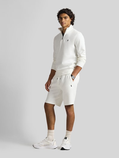Männermodel trägt Regular Fit Sweatshirt aus Baumwoll-Mix von Polo Ralph Lauren, Optik: Unifarben, Logo-Stitching, Troyer, Langarm, Ganzkörperansicht von vorne.