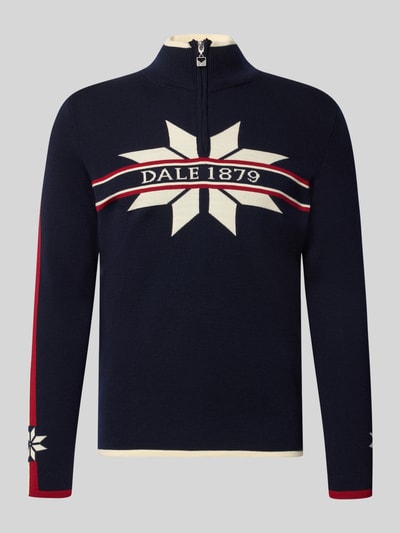 Produktfoto, Wollpullover mit Label-Print Modell 'Nale' von Dale of Norway aus reiner Wolle in Dunkelblau, Rot und Weiß, gerader Schnitt, Troyer-Kragen, sichtbarer Print und Kontrastdetails, Rückenlänge 67 cm, Ärmellänge 68 cm