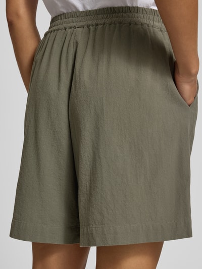 Frauenmodel trägt Regular Fit Bermudas mit elastischem Bund Modell 'CISSIE' von Soyaconcept aus Reine Baumwolle, Rückansicht.