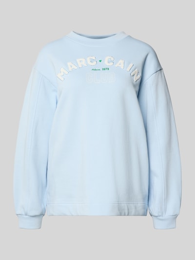 Produktfoto, Relaxed Fit Sweatshirt mit Logo-Detail von Marc Cain aus hellblauem Baumwoll-Mix mit Rundhalsausschnitt und elastischen Ärmelabschlüssen