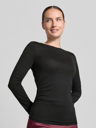 Kobiece model prezentuje czarną bluzkę z długim rękawem Slim Fit Langarmshirt aus Lyocell-Mix model 'AVA' od VERO MODA, widok z przodu, ujęcie górnej części ciała