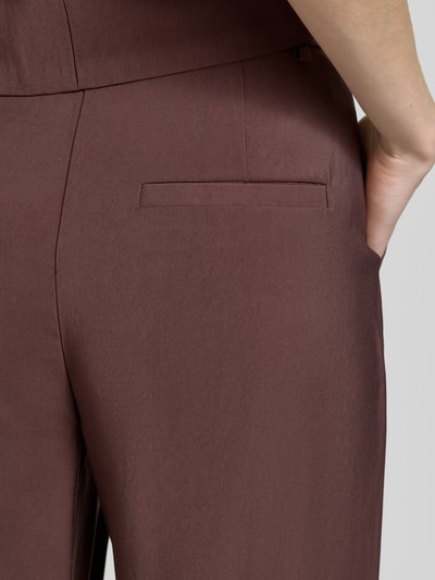 Frauenmodel trägt Hose aus Viskose-Mix mit Gesäßtaschen Modell 'ESSIE' von B.Young, glatte braune Textur, Detailaufnahme Gesäß. Damen Hose, Barrel Fit, Bundweite 37 cm, Innenbeinlänge 74 cm.