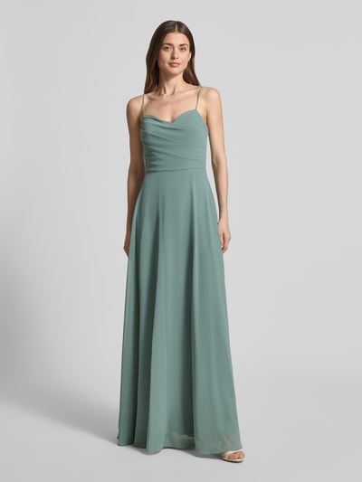 Frauenmodel trägt Midikleid mit Drapierungen und Spaghettiträgern von Laona aus Chiffon in A-Linie, sanft grün, Ganzkörperansicht von vorne. Rückenlänge bei Größe 36: 123 cm, Brustweite bei Größe 36: 32 cm, rückseitiger Reißverschluss.