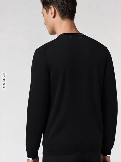 Männermodel trägt schwarzen Regular Fit Pullover aus reiner Baumwolle Modell 'KN_Ever-X' von BOSS Green, Rückansicht, KI-modifiziertes Bild.