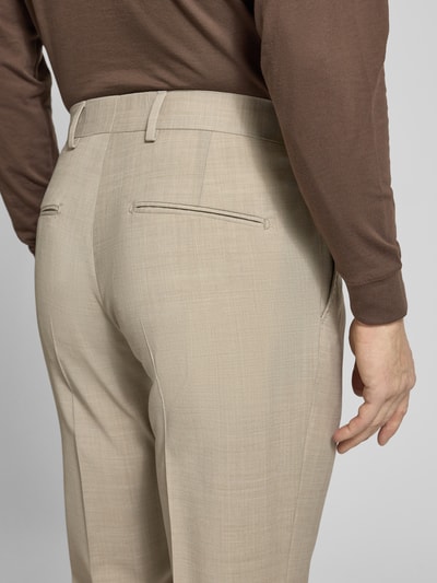 Männermodel trägt Straight Fit Anzughose mit Woll-Anteil Modell 'Tenuta' von Tiger Of Sweden, beige, elastisch, detailopname achteraan.