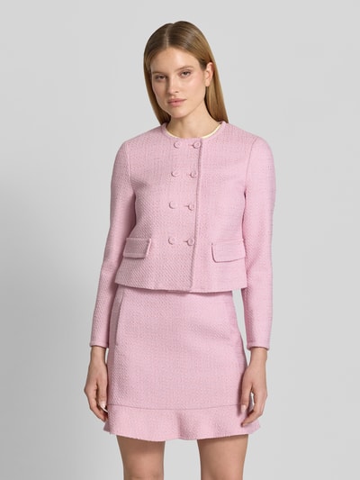Frauenmodel trägt Regular Fit Blazer mit Pattentaschen von Marc Cain in Rosa, Reine Baumwolle, Zweireiher, Rundhalsausschnitt, Knopfverschluss, Ganzkörperansicht von vorne.