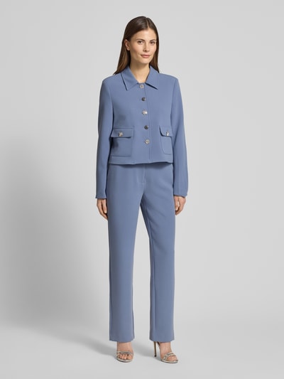 Vrouwenmodel draagt Regular Fit Blazer model 'Daphne' - GMK for Bridgerton van GUIDO MARIA KRETSCHMER, elastische materiaalmix met viscose, platte kraag, opgestikte zakken, met siersteentjes, ruglengte maat 36: 49 cm, blauw, volledig lichaam vooraanzicht.