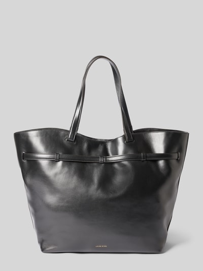 Produktfoto, Tote Bag met haakjessluiting van ANINE BING, gladde glanzende look, sierriempjes met doornsluiting, karabijnhaak binnenin, hoofvak, smalle schouderbanden, breedte 52 cm, lengte 36 cm, diepte 17 cm