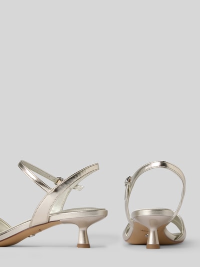 Produktfoto, Sandaletten mit Kitten Heel Absatz von Tamaris glänzend, offene Schuhspitze, Dornschließe, strukturierte Sohle, metallic beige