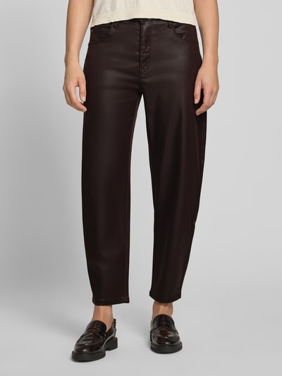 Frauenmodel trägt Loose Fit Barrel Jeans aus Modal-Mix Modell 'DANNI 2.3' von MAC in dunklem Braun, Damen Barrel Jeans von MAC, Nahaufnahme Oberkörper.