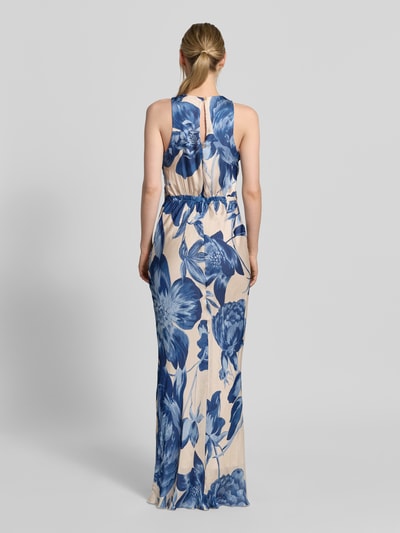 Vrouwenmodel draagt Rinascimento avondjurk met blauwe bloemenprint van satijn, in design van zeemeermin, maxi-jurk, ronde hals, plooien, rugdecolleté met druppelvormige hals, ruglengte maat S 161 cm, borstwijdte 47 cm, geheelachteraanzicht.
