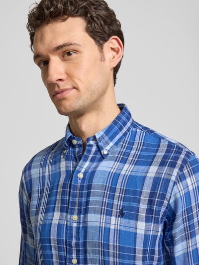 Männermodel trägt Regular Fit Freizeithemd aus reinem Leinen von Polo Ralph Lauren mit blauw geruit allover-muster, logo-stick, button-down-kraag, langem mouw, puur linnen, flammengaren look, nahaufnahme oberkörper.
