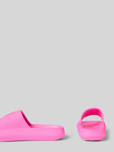 Produktfoto, Sandalette mit Label-Applikation Modell 'RUBBER SLIPPERS' von Guess in kräftigem Pink, abgerundete Spitze, Schlupfform, Absatzhöhe 4 cm.